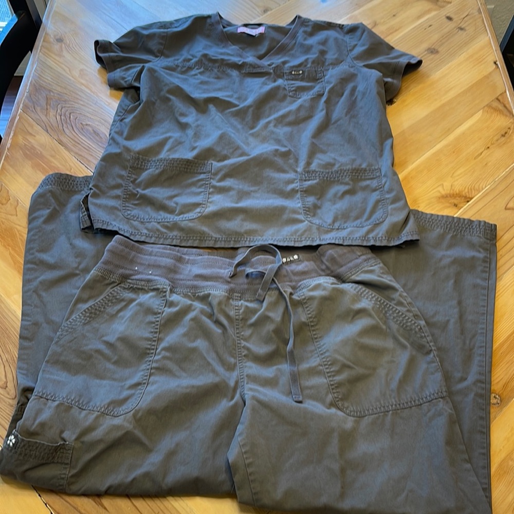 Koi scrubs set Nicole top and Morgan pants and size extra large regular. GUC.